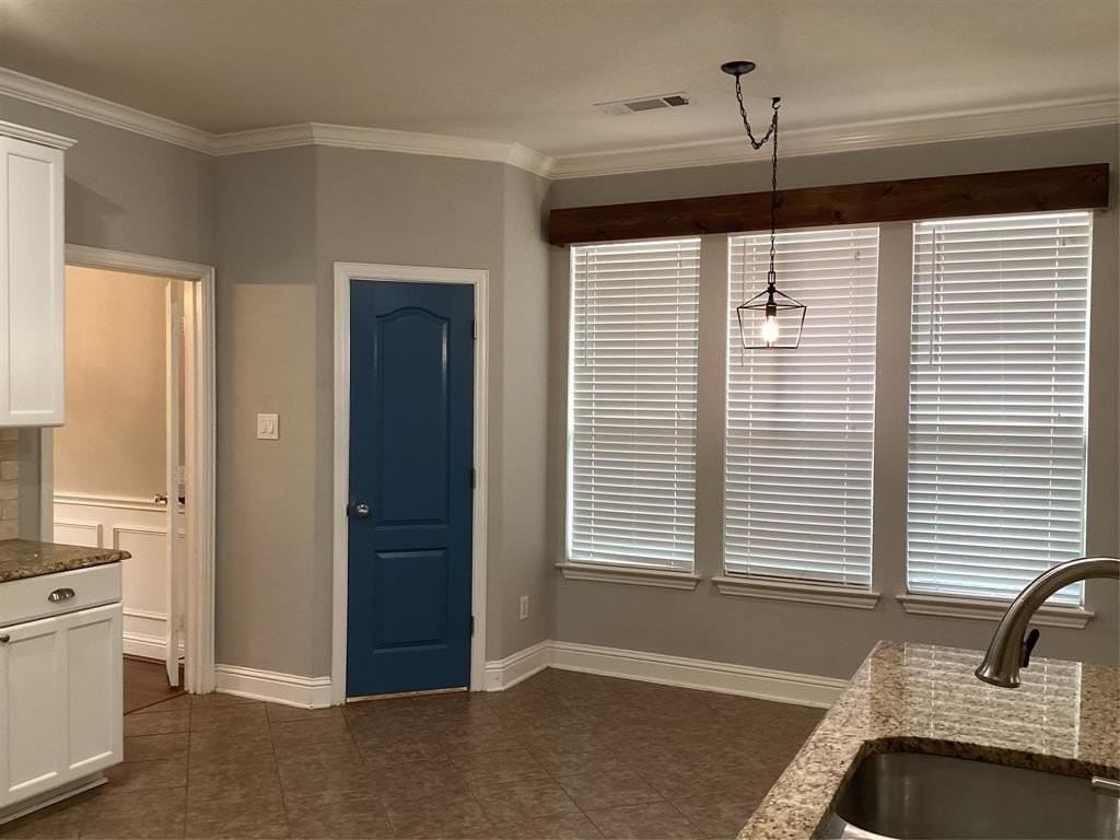 9756 Sinclair St - Photo 7 of 34