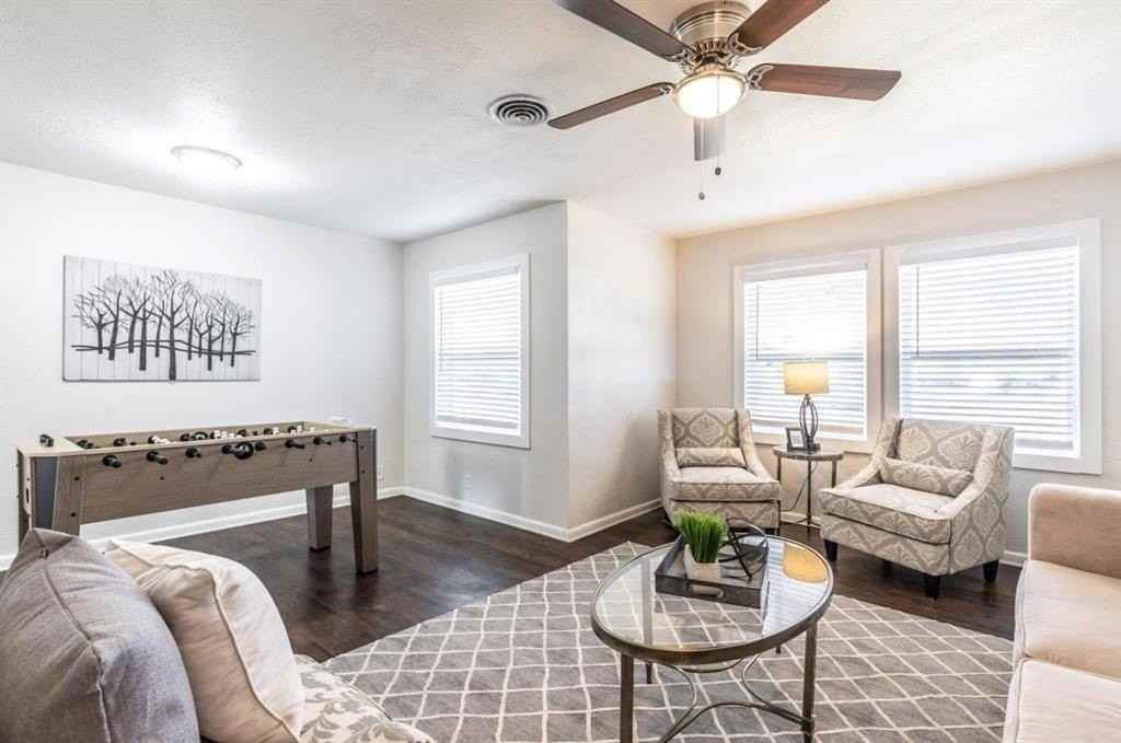 2134 Fenwick Dr - Photo 2 of 14