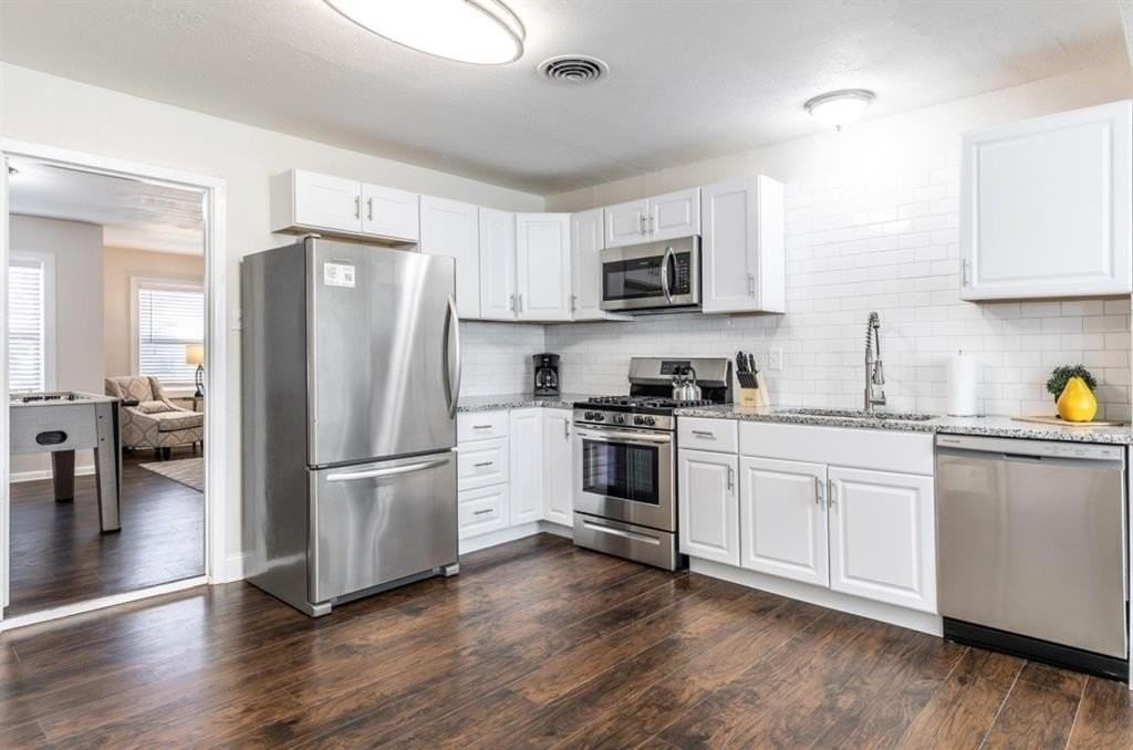 2134 Fenwick Dr - Photo 4 of 14