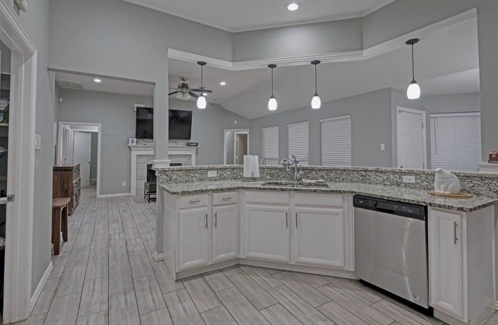 8423 Creekbluff Dr - Photo 3 of 14