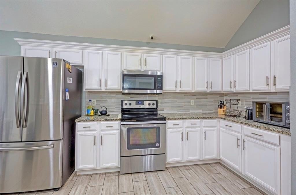 8423 Creekbluff Dr - Photo 4 of 14