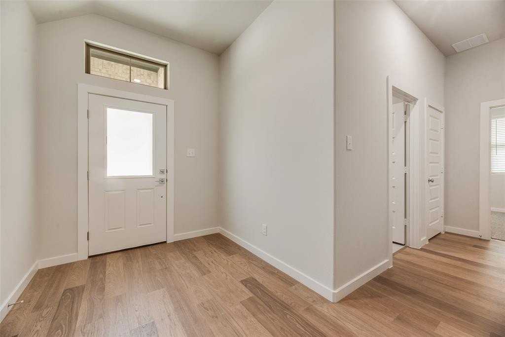 506 Towerglen Dr - Photo 3 of 20
