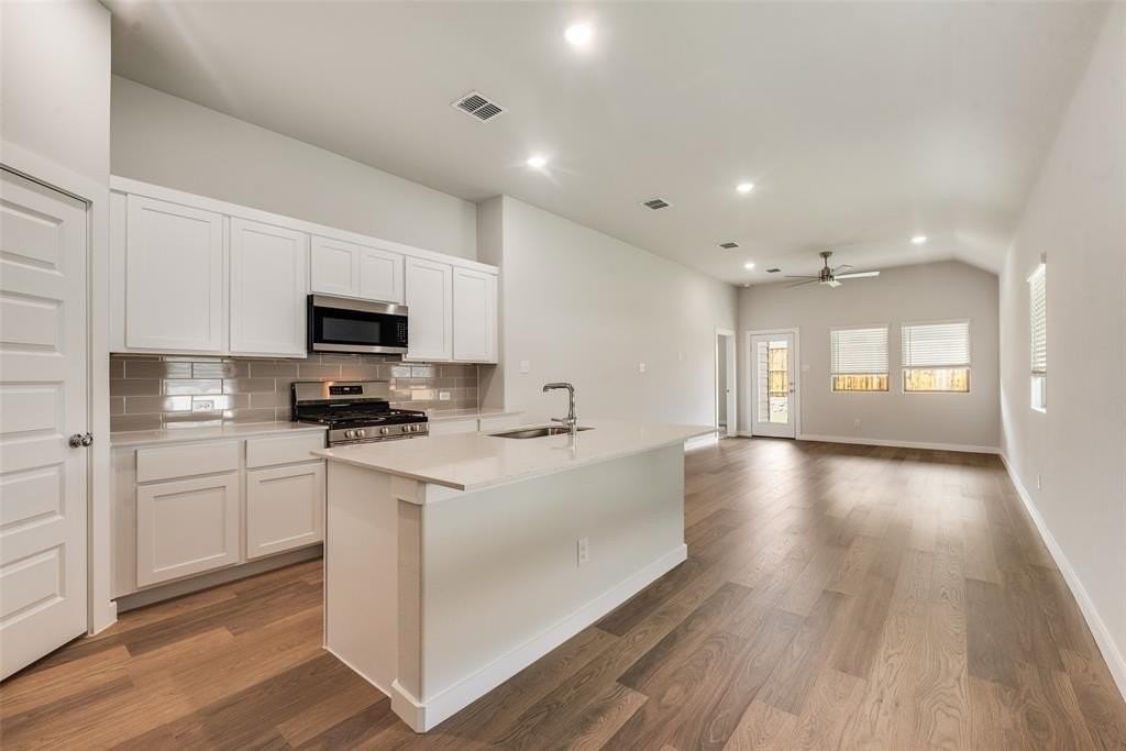 506 Towerglen Dr - Photo 4 of 20