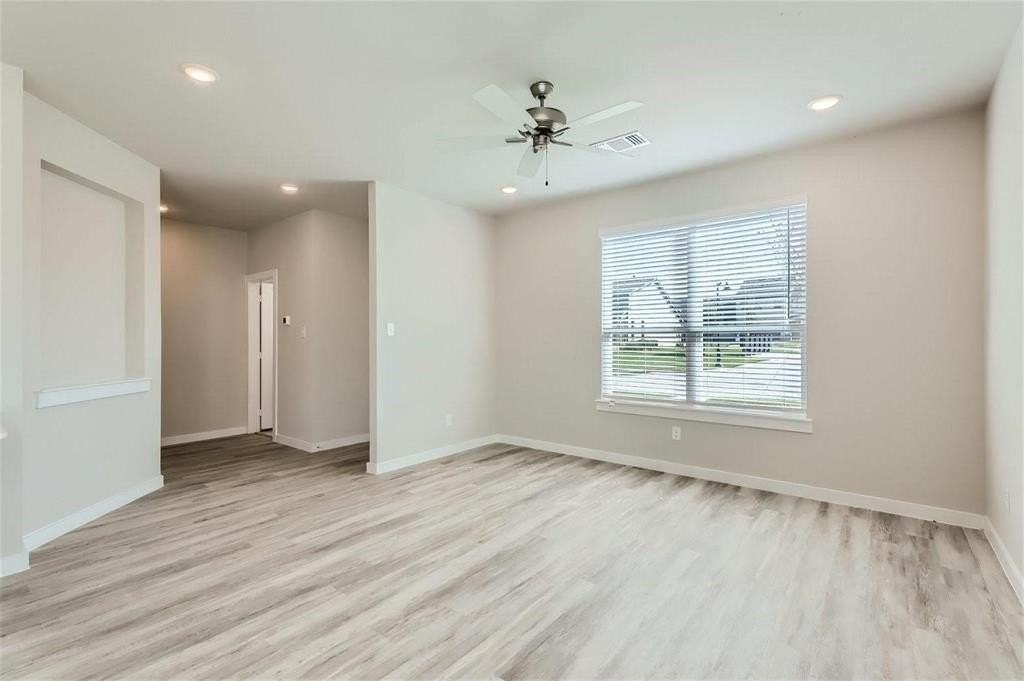 1325 Creekbank Dr - Photo 3 of 14