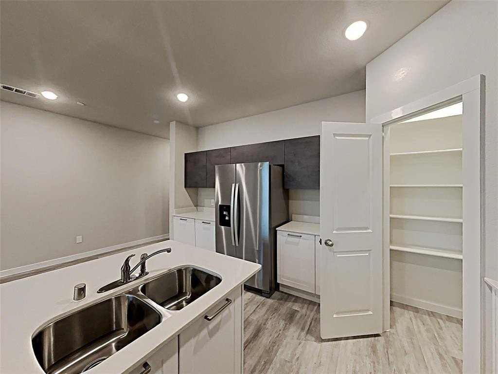 1325 Creekbank Dr - Photo 5 of 14