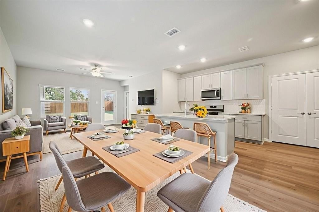 1412 Bridgestone Dr - Photo 3 of 27