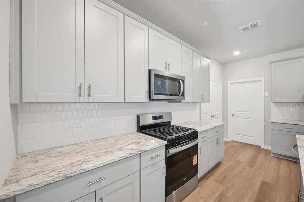 1412 Bridgestone Dr - Photo 4 of 27