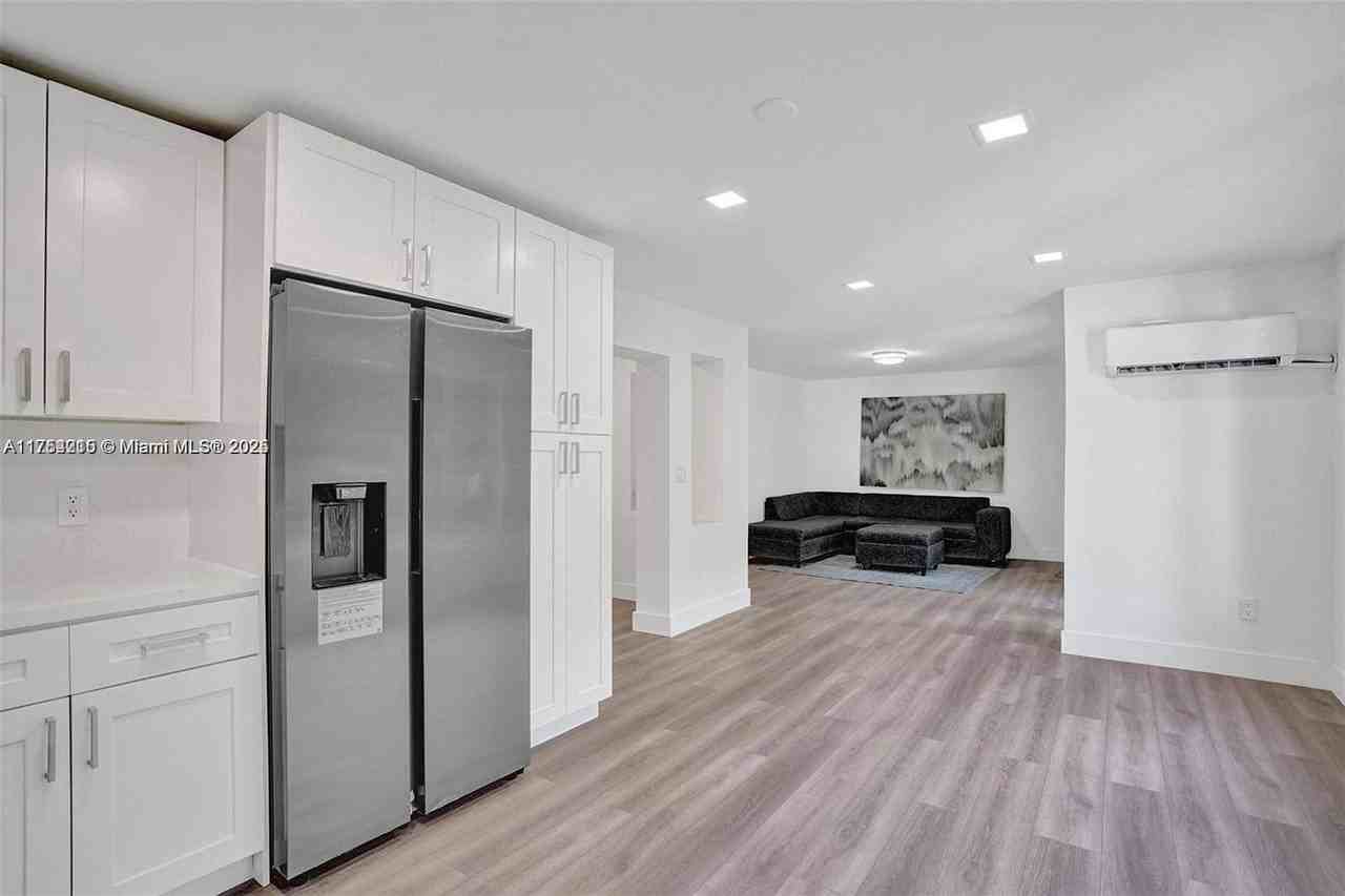 630 Ne 52nd Ter - Photo 3 of 23