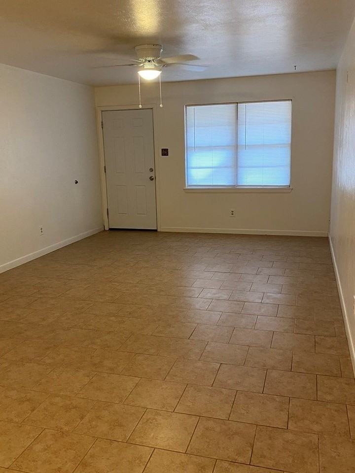 816 W 7th St - Photo 2 of 8