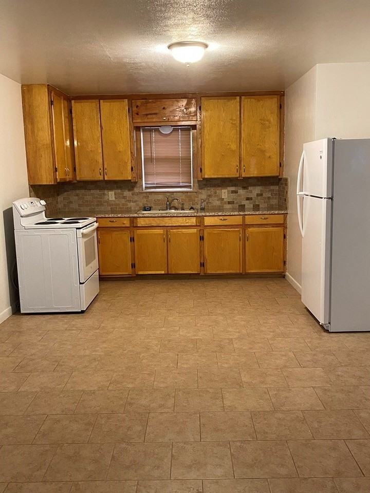 816 W 7th St - Photo 3 of 8