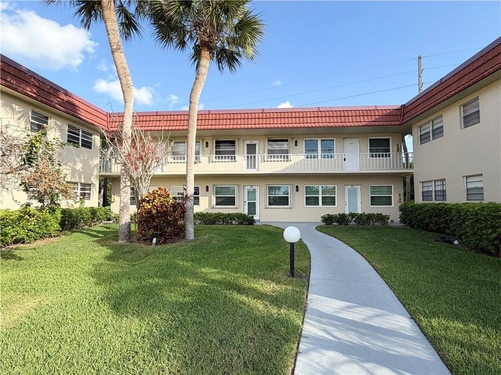 99 Spring Lake Dr #205 - Photo 2 of 15