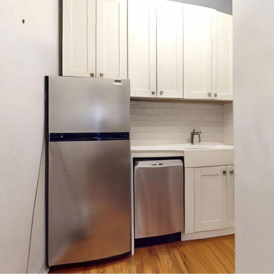 1125 Lexington Ave - Photo 3 of 4