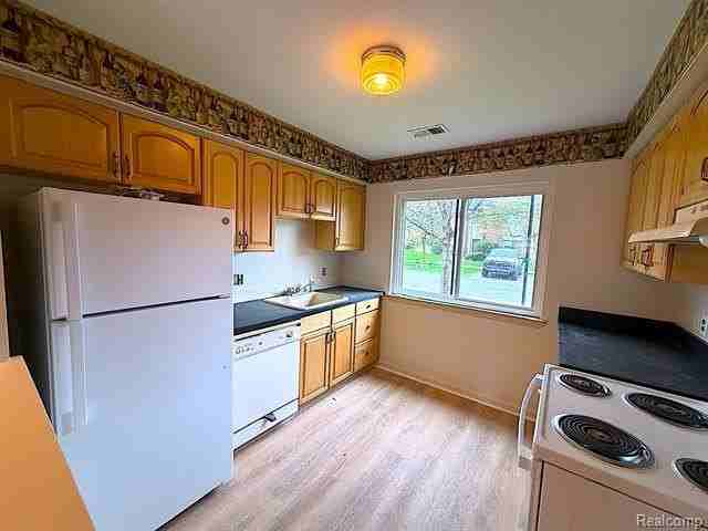 33537 Pondview Cir - Photo 3 of 20