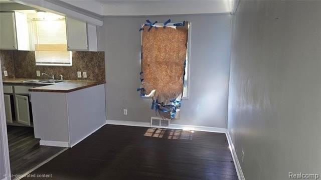 11837 Roxbury St - Photo 3 of 7