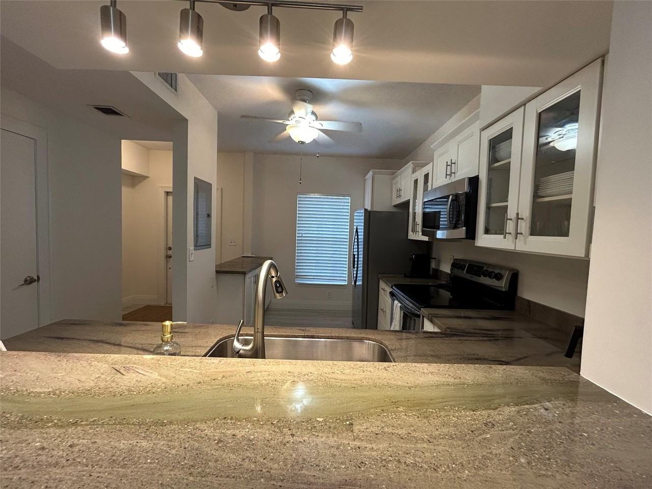 1043 Kokomo Key Ln - Photo 7 of 19