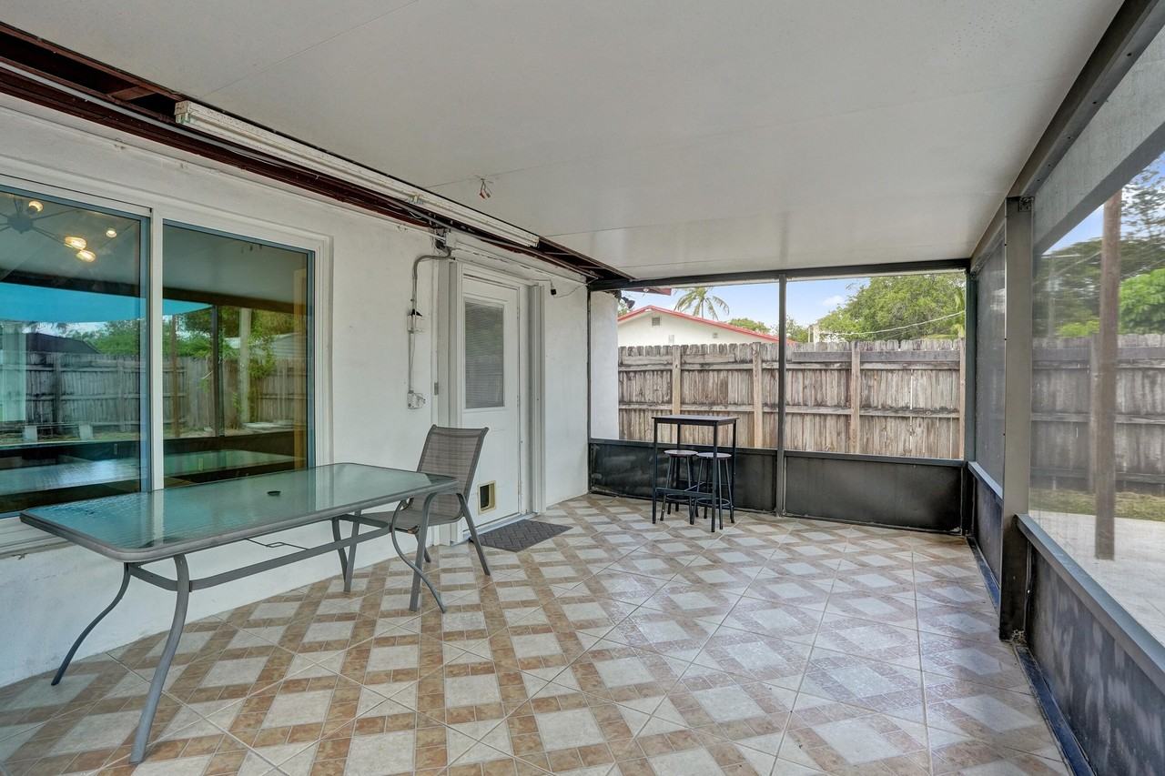 4670 Sw 25th Ave - Photo 7 of 30