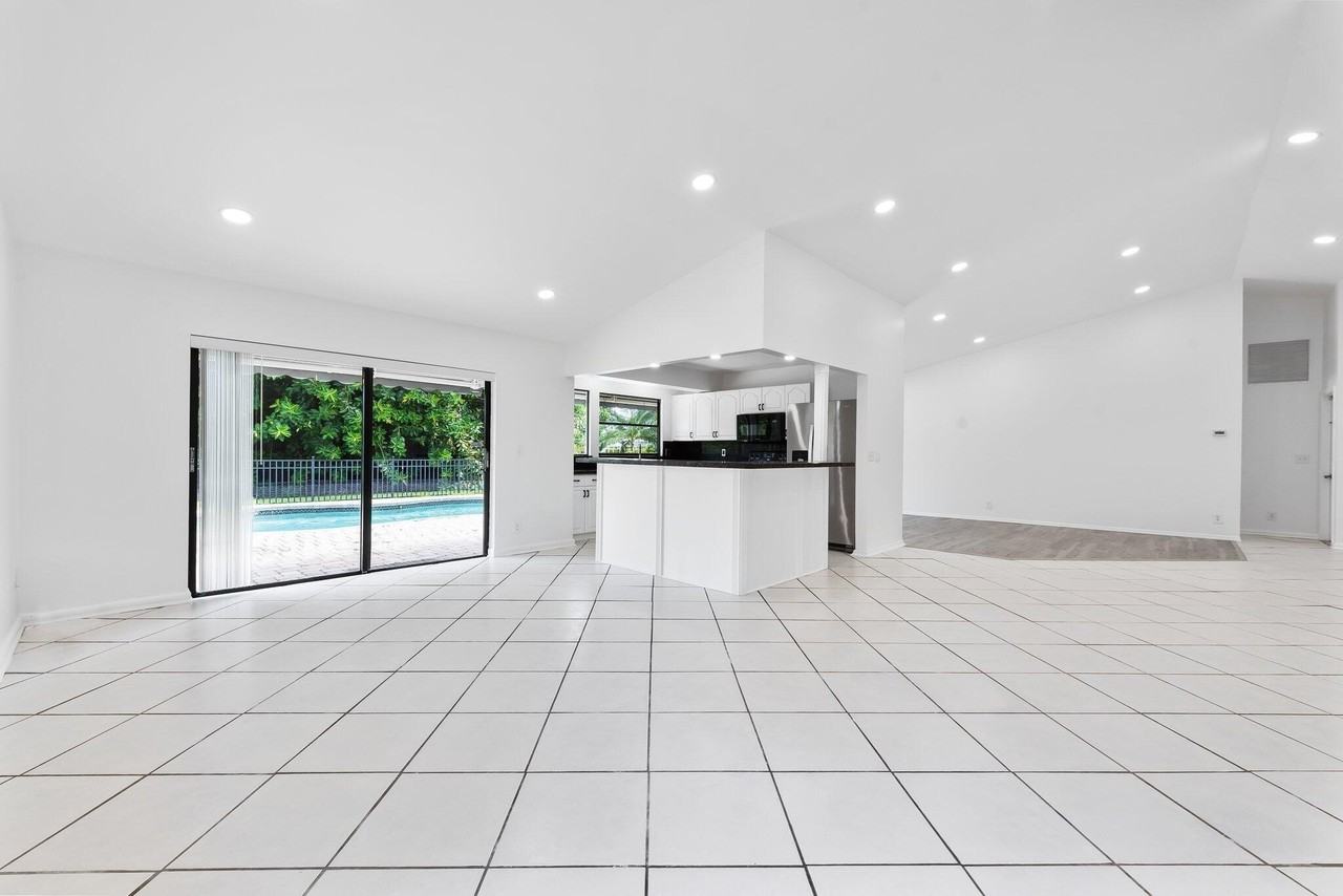 9718 Lancaster Pl - Photo 4 of 16