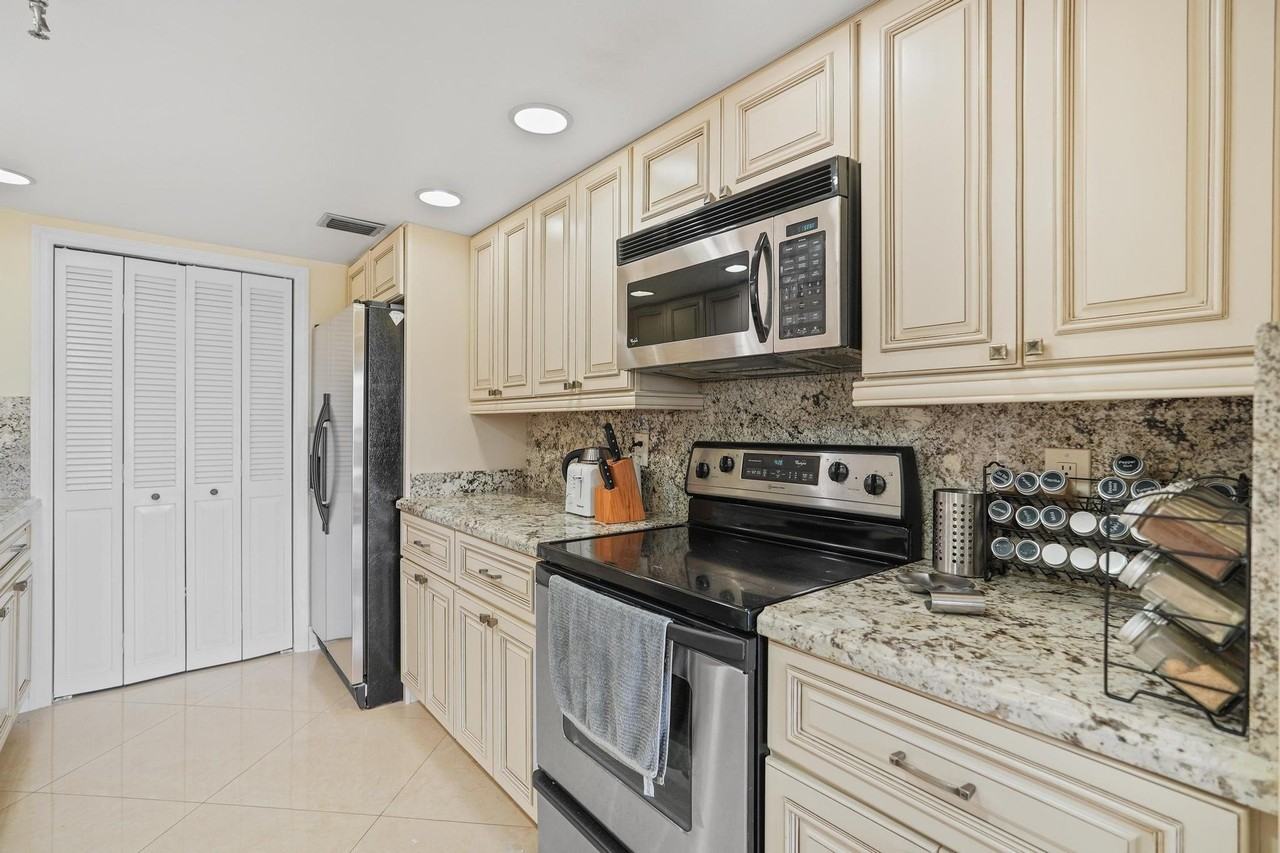 859 Jeffery St #506 - Photo 7 of 50