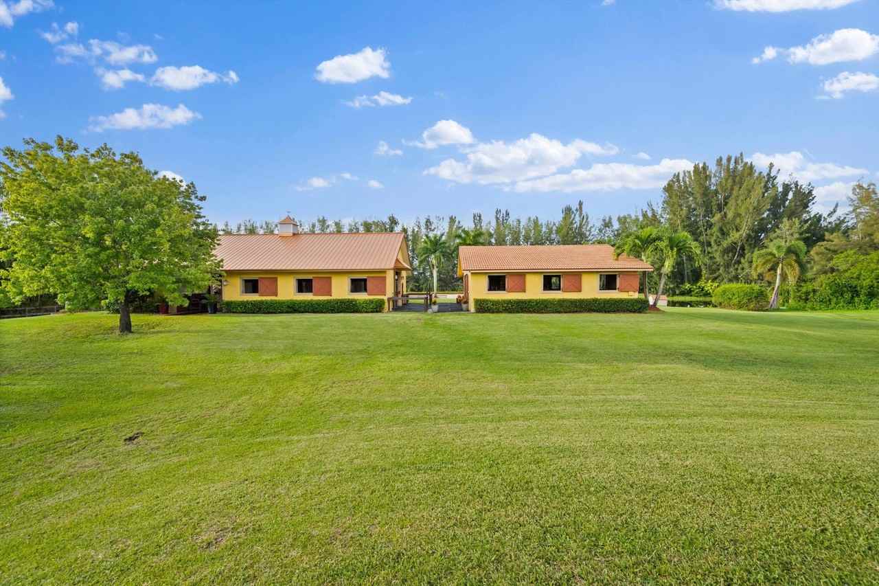 11861 Hawk Holw - Photo 2 of 23