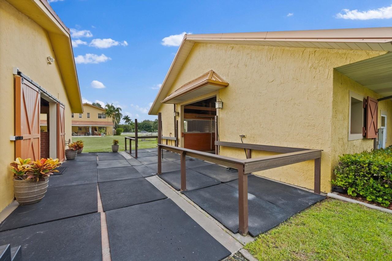 11861 Hawk Holw - Photo 7 of 23