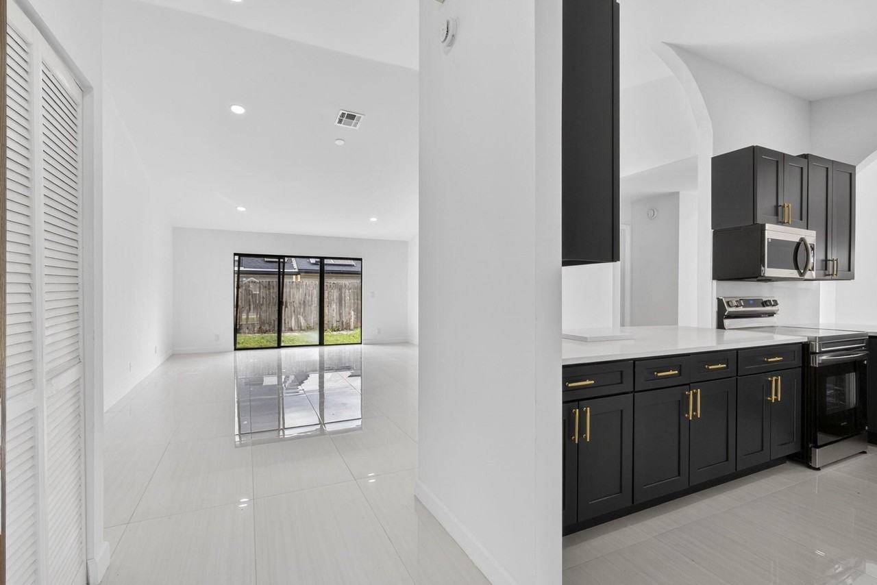 7771 Blackwood Ln - Photo 3 of 31