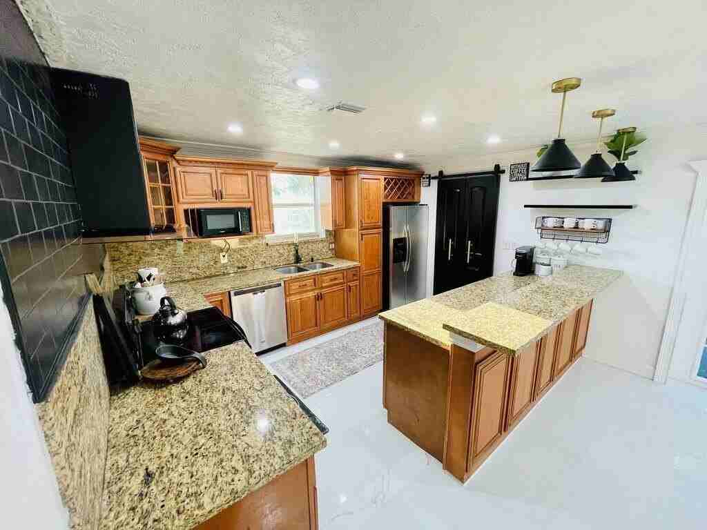 5537 Sw 6th St - Photo 5 of 40