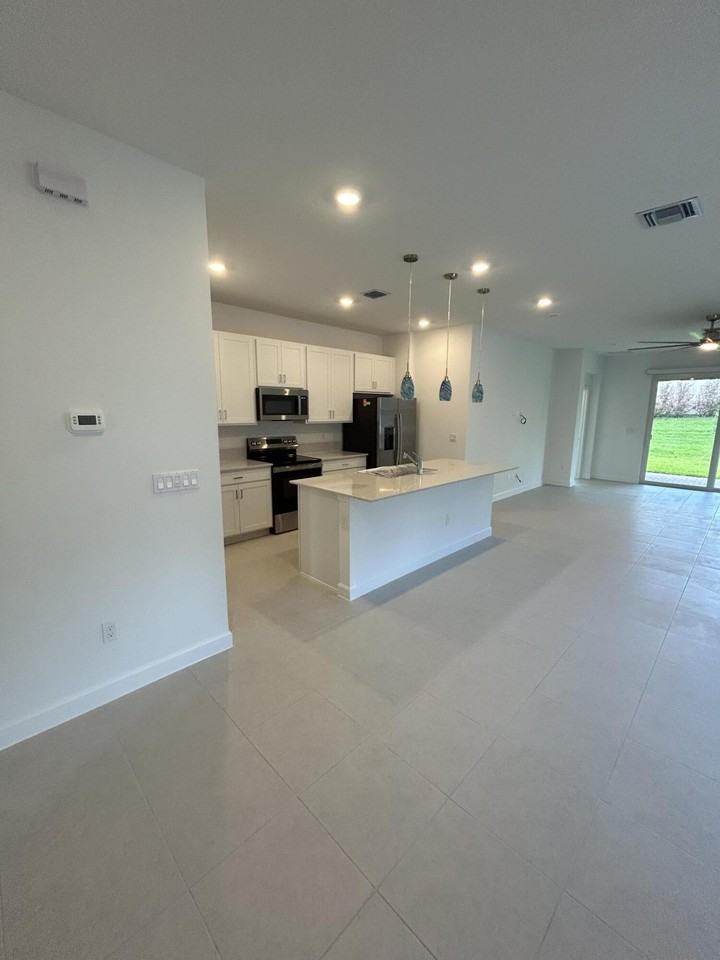 1769 Se Crosswood Way - Photo 4 of 29