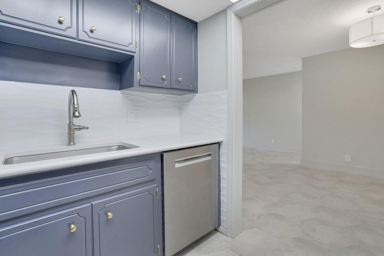 315 Venetian Dr #8 - Photo 4 of 27