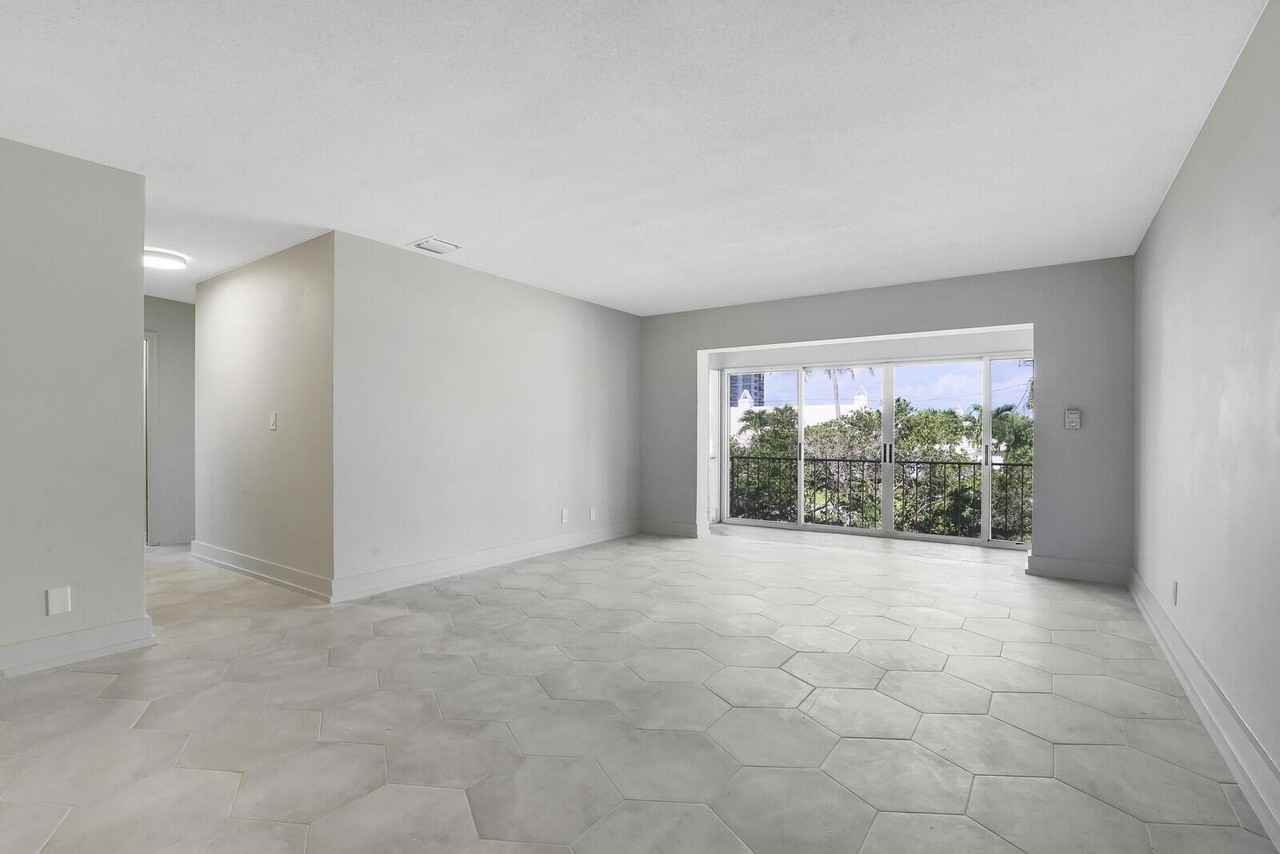 315 Venetian Dr #8 - Photo 6 of 27