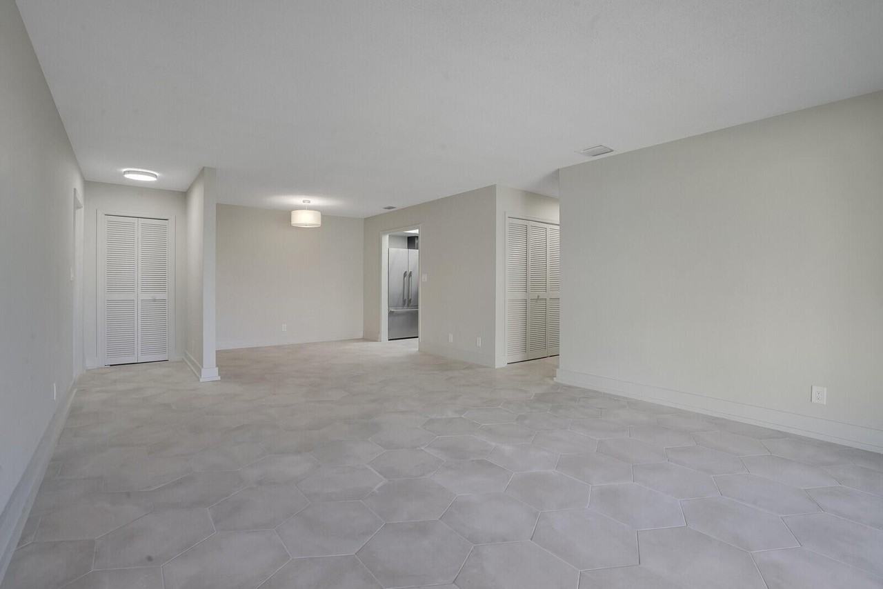 315 Venetian Dr #8 - Photo 7 of 27