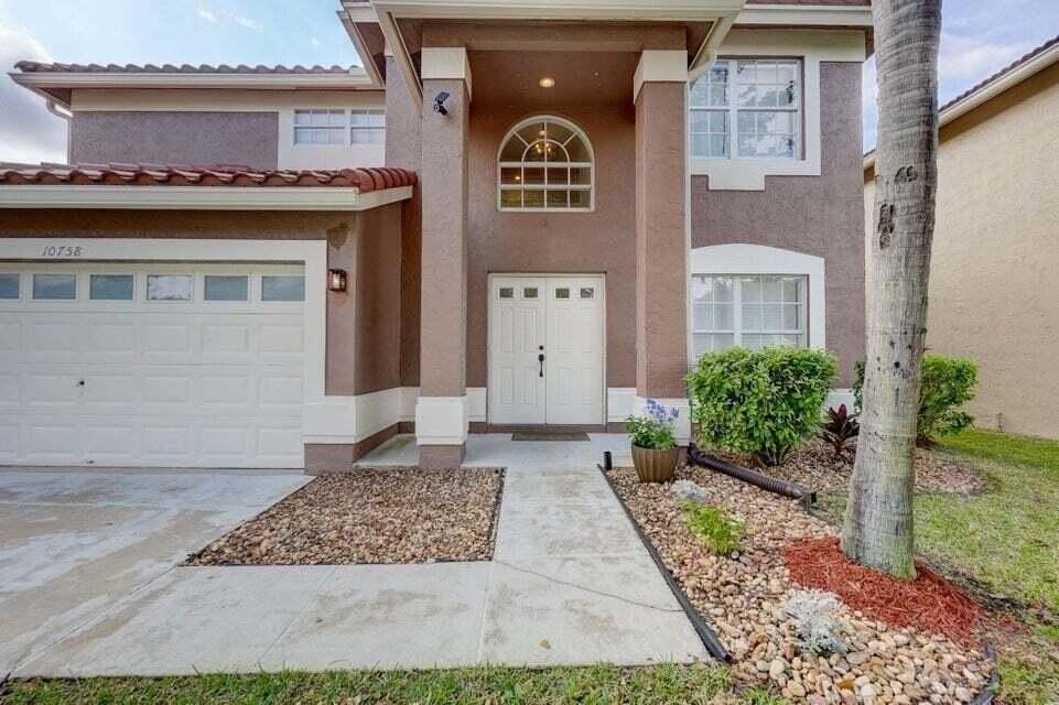 10758 Lake Jasmine Dr - Photo 2 of 34