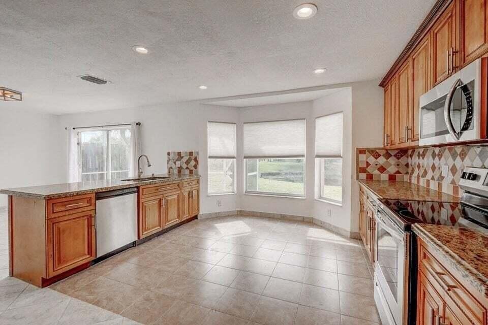 10758 Lake Jasmine Dr - Photo 3 of 34