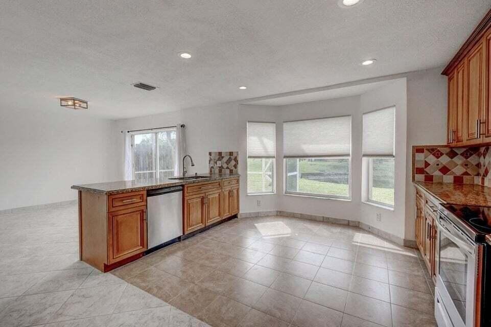 10758 Lake Jasmine Dr - Photo 4 of 34