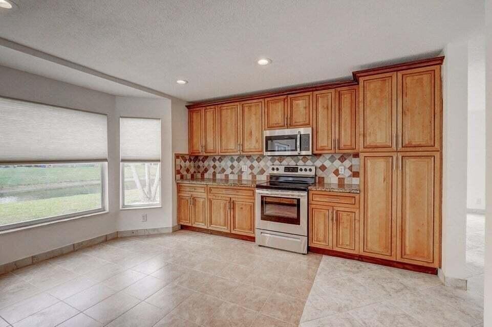 10758 Lake Jasmine Dr - Photo 5 of 34