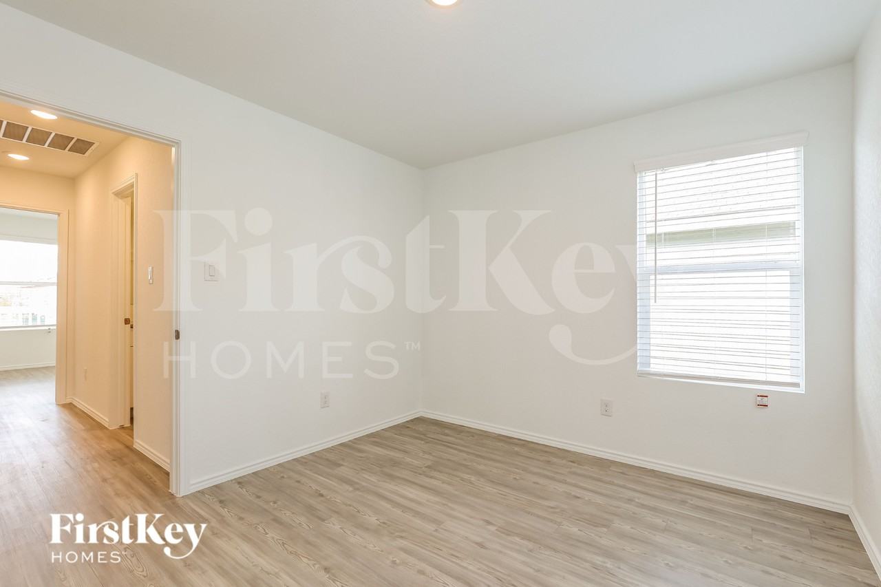 10627 Erinita Way - Photo 5 of 19
