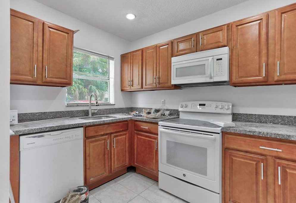 Sw 8th St - Photo 2 of 8