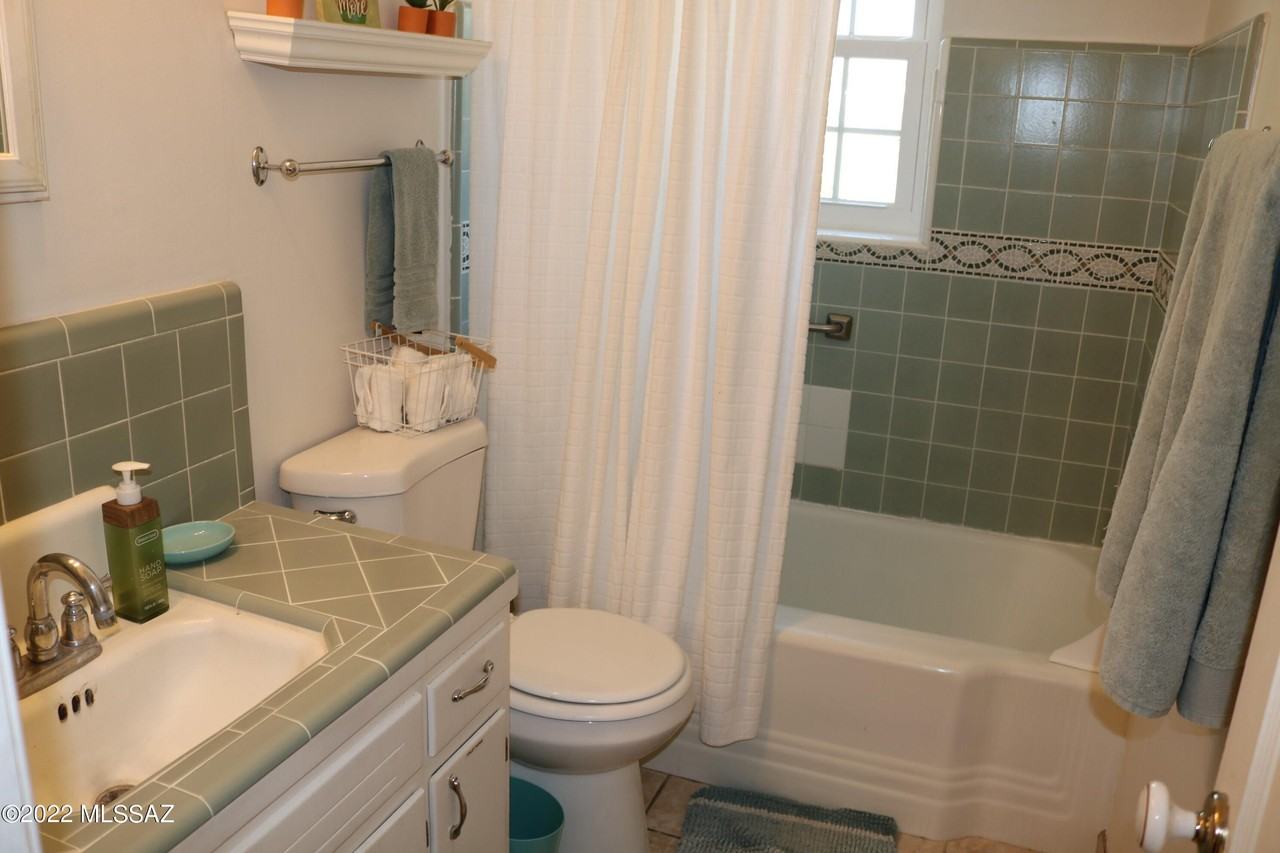 4825 E 18th St - Photo 4 of 24