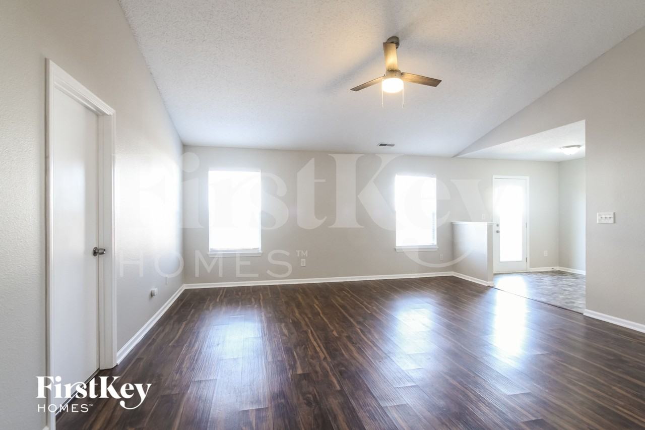 9762 Trail Dr - Photo 3 of 16
