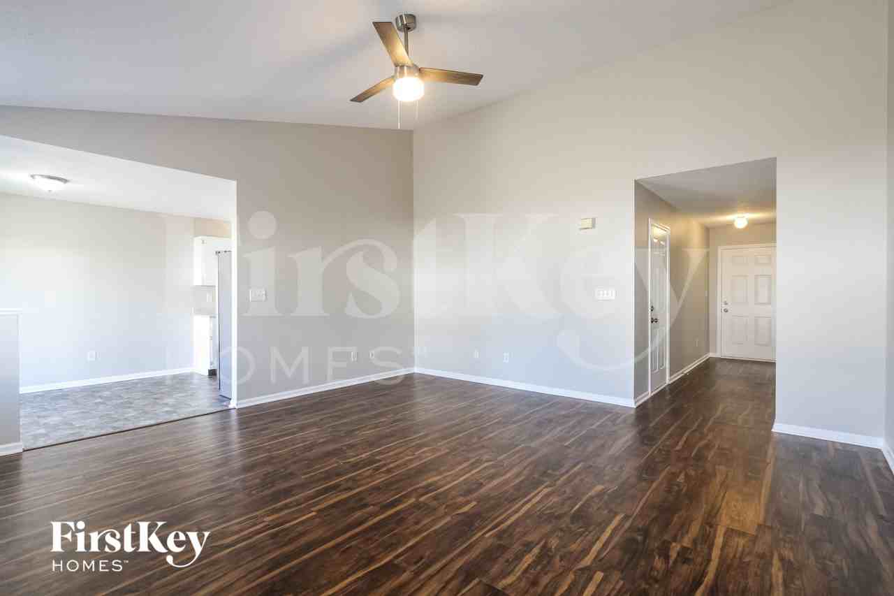 9762 Trail Dr - Photo 4 of 16