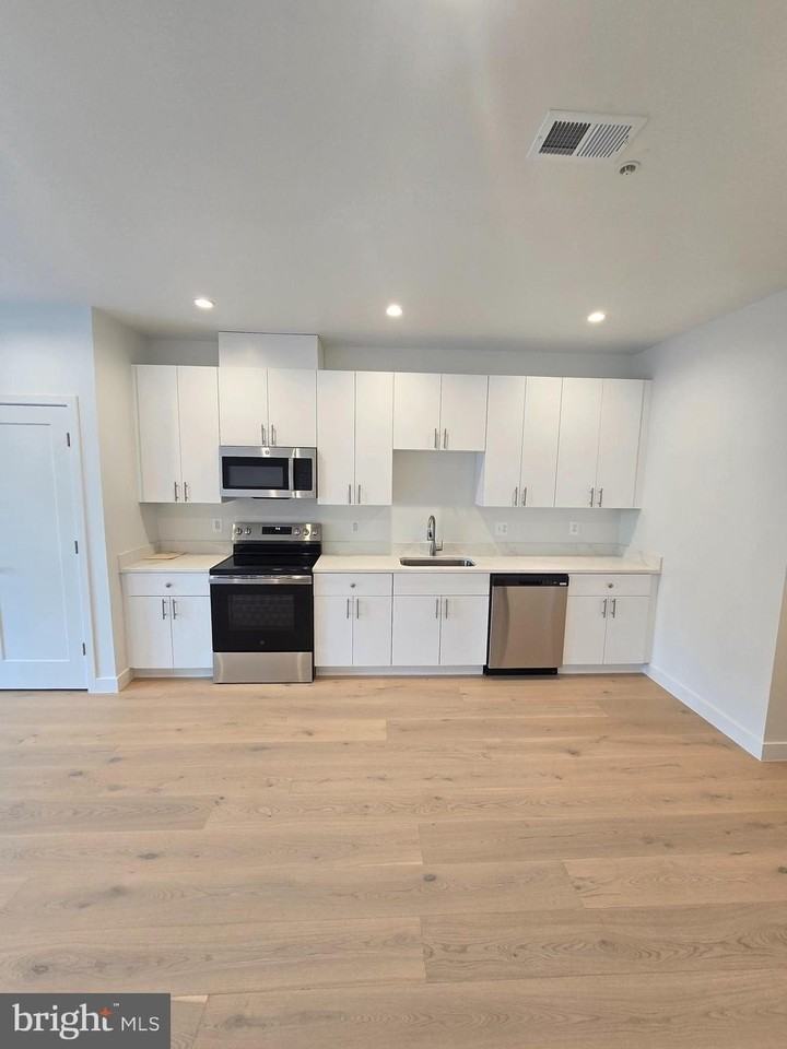 2536 Elvans Rd Se - Photo 3 of 10