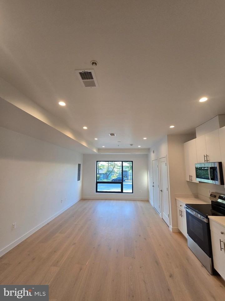 2536 Elvans Rd Se - Photo 4 of 10