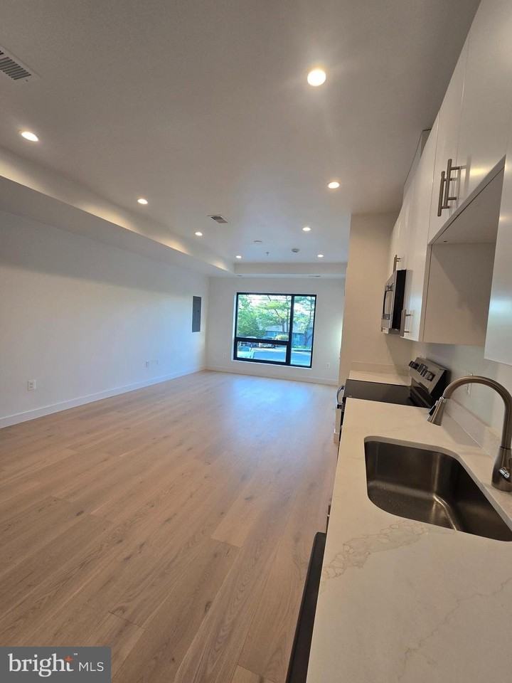 2536 Elvans Rd Se - Photo 5 of 10