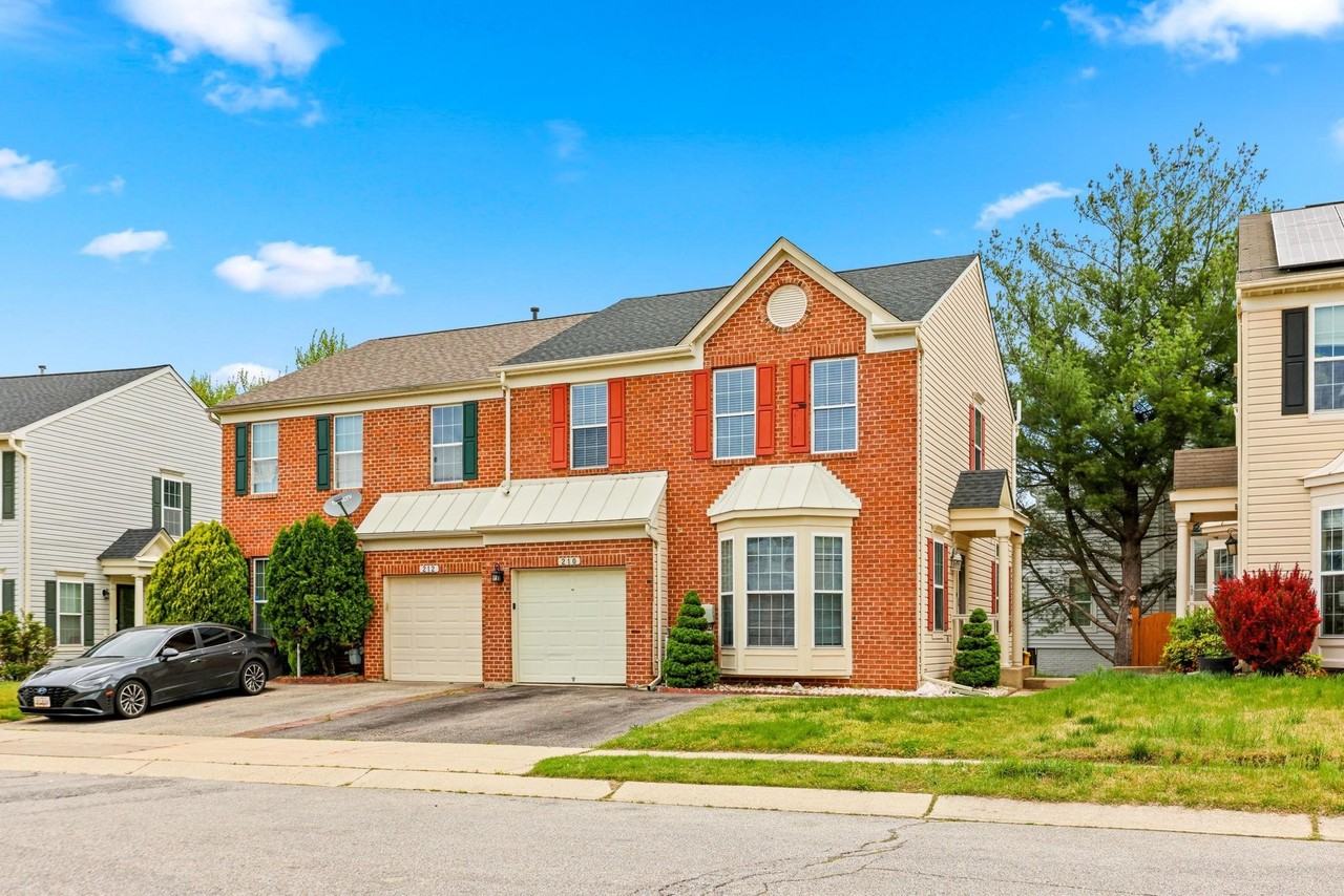 210 Eisenhower Ct - Photo 3 of 31