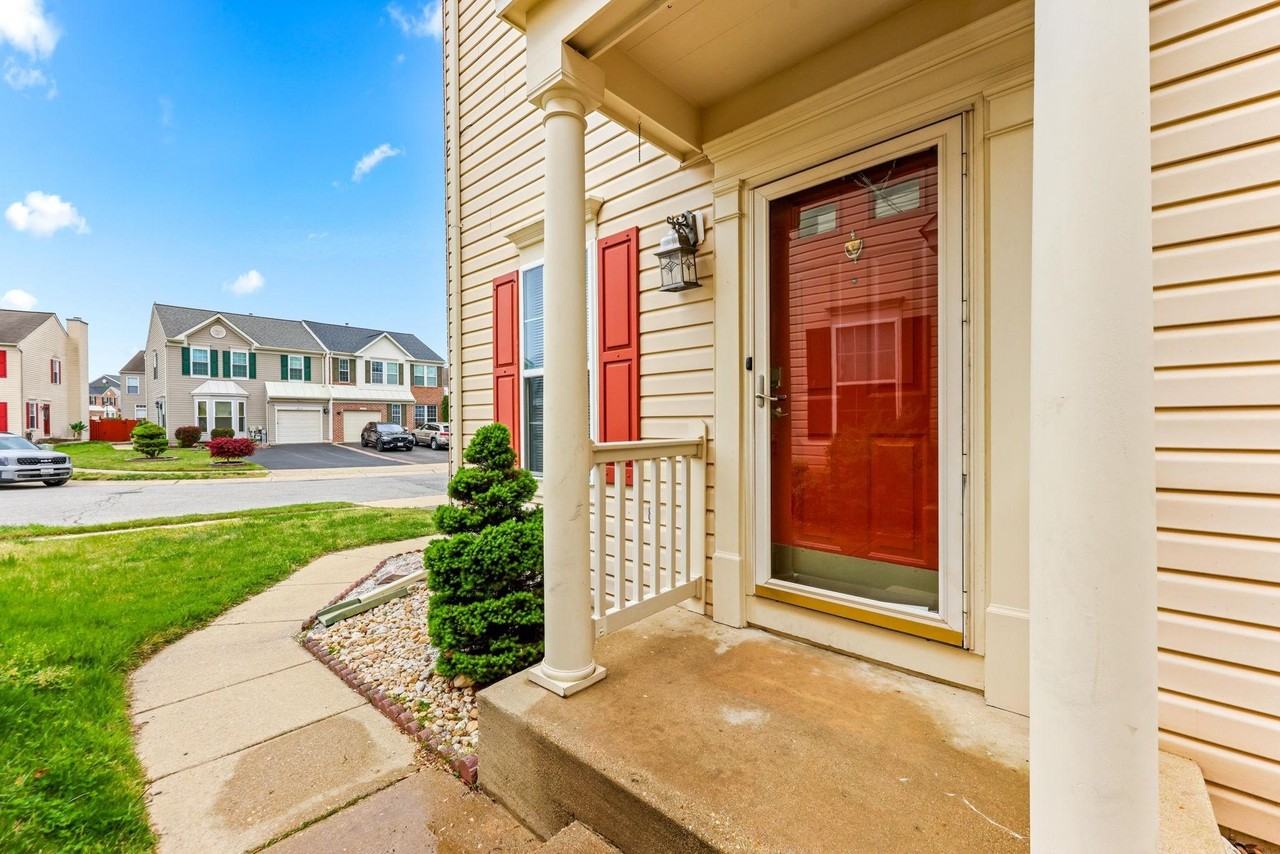 210 Eisenhower Ct - Photo 4 of 31