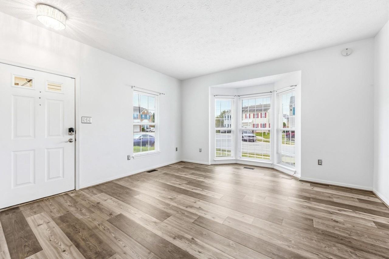 210 Eisenhower Ct - Photo 5 of 31