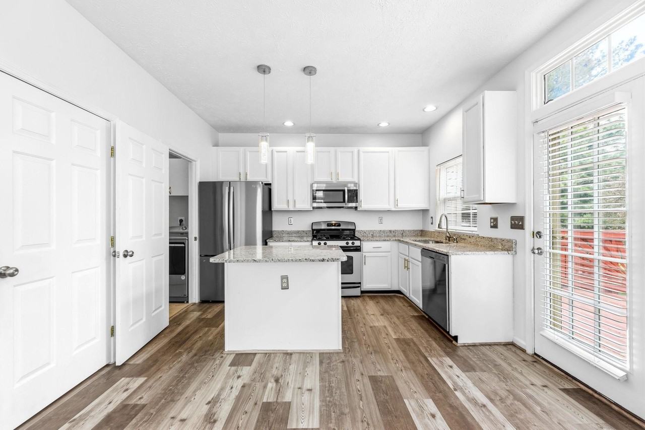 210 Eisenhower Ct - Photo 7 of 31