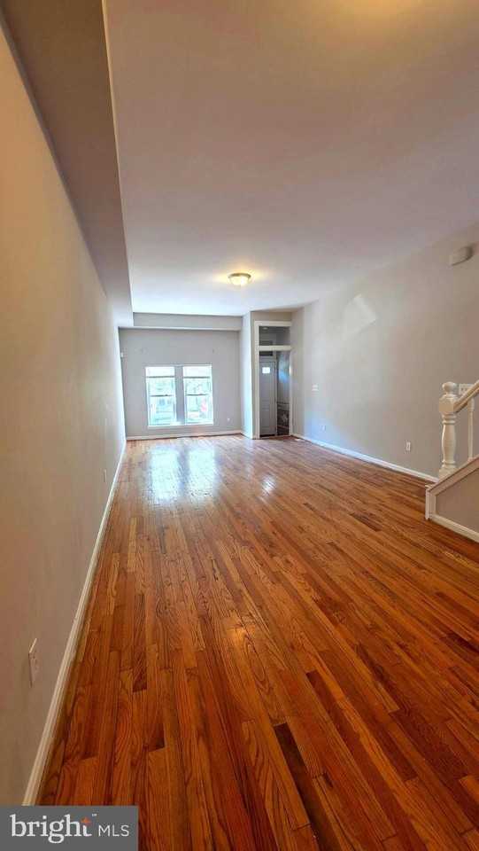 539 N Luzerne Ave - Photo 4 of 33