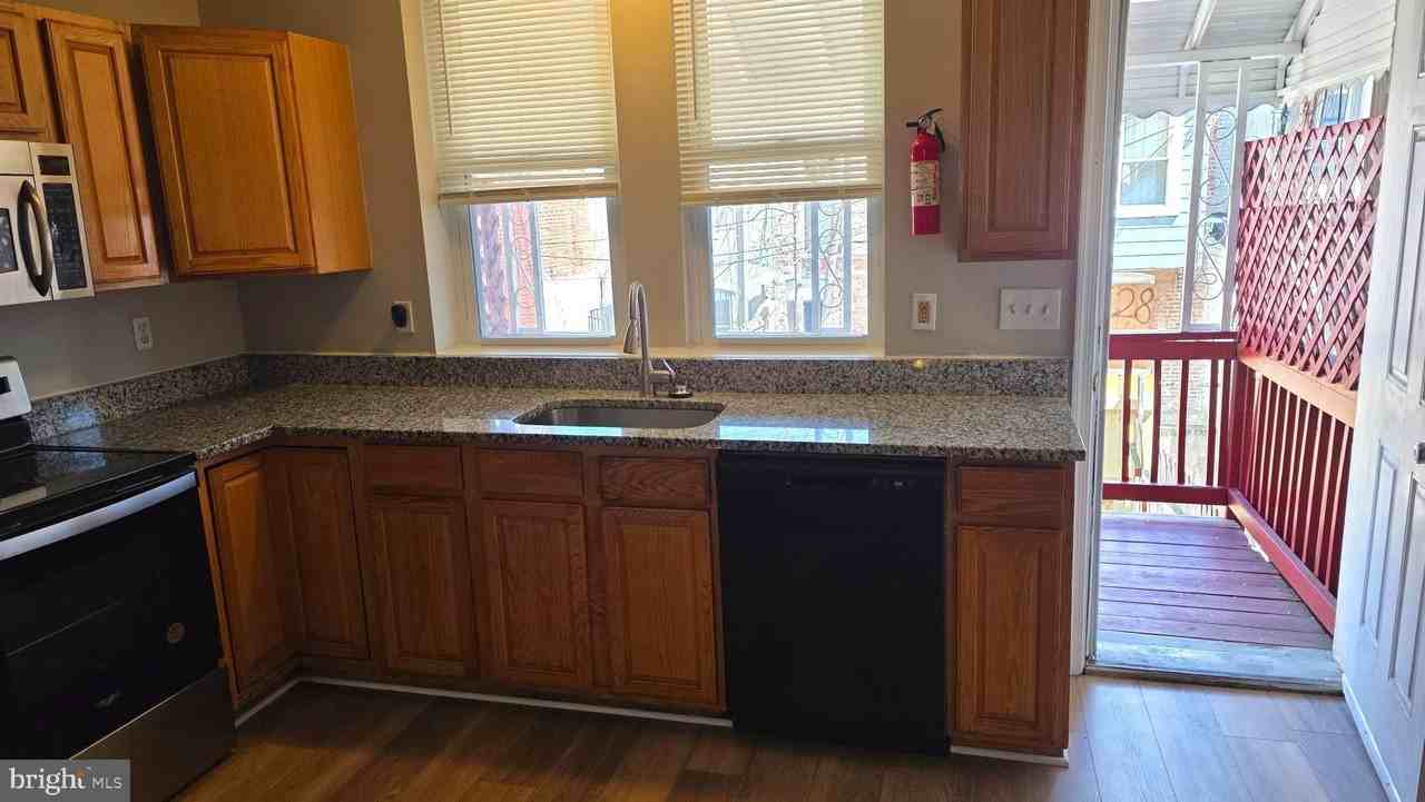 539 N Luzerne Ave - Photo 7 of 33