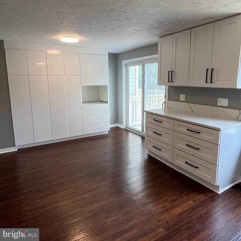 7807 Edmunds Way - Photo 7 of 22