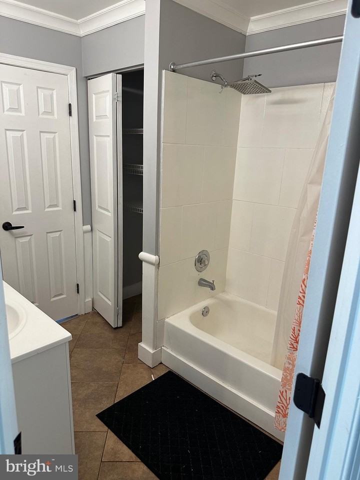 9708 Lake Pointe Ct #302 - Photo 4 of 23